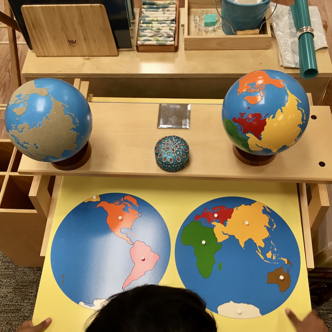 Puzzle Map Stand
